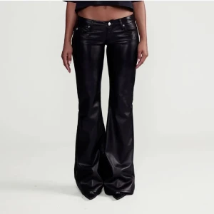 Svarta skinnbyxor med bootcut - Snygga svarta skinnbyxor som är lågmidjade och bootcut! Skinnbyxorna kostar originalt 1400kr 💗 priset kan diskuteras 💕