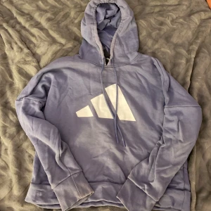 Ljuslila hoodie från Adidas - Den är lite sliten vid luvan (bild 2) men annars så är den i bra skick 