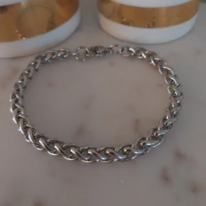 Armband - Snyggt och stilrent rostfritt armband med en klassisk kedjedesign. Perfekt för att ge en elegant touch till din outfit. Lätt att matcha med andra smycken.