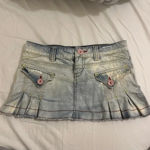 Snygg jeanskjol med volang - Jättefin jeanskjol jag knappt använt! Som ny. Storlek 36/s men skulle säga att den är mer som 34/xs. Perfekt till sommaren!!!Kom privat vid frågor❤️❤️🔥