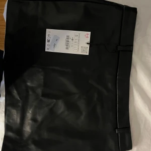 Skinnkjol ZARA i S  - Säljer denna kjol från Zara i S. Prislappar kvar, dvs aldrig använd ❤️nypriset är 329kr. 