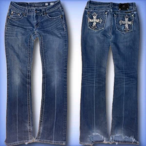 Miss me jeans  - Ett par fina bootcut, lågmidjade miss me jeans💙dem är trasiga längst ner vid benöppningen, och saknar 2 knappar vid patchen.                               Innerben: 83cm💙.                                                             Midjemått tvärs över: 37cm💙