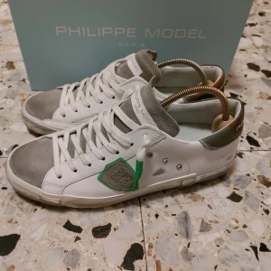 Sprillans Philippe models! - Säljer mina helt nya Philippe models! Använda 2 gånger! Väldigt sparsamt använda! Storlek 41, nypris 4000 mitt pris 1999✅! Inga täcken av användning! Tveka inte att skriva om några frågor