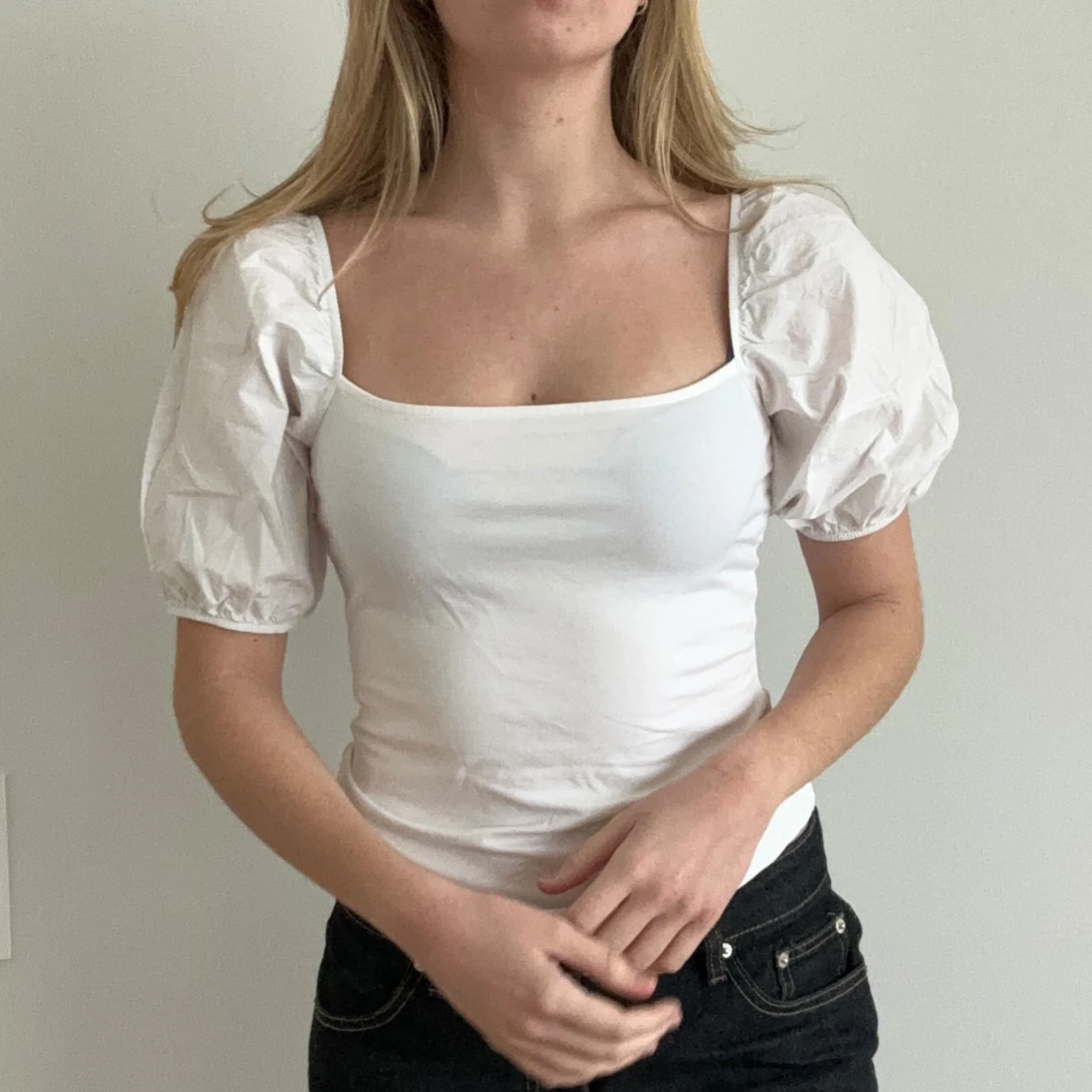 Vit blus med puffärmar