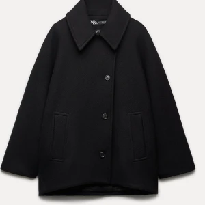 Kappa svart  - Säljer min super fina kappa från Zara! Den är använd men i ett super fint skick! Köpte den förra året, men vill nu köpa en annan kappa så säljer därför denna:) i storleken M/L och är lite oversized på mig. 