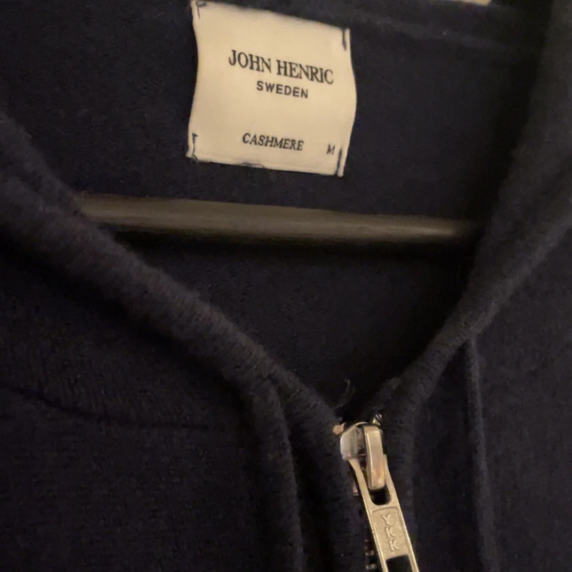 Mörkblå cashmere hoodie från John Henric - 1