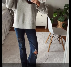 Mörkblå jeans LTB med slitningar - Snygga mörkblå jeans med slitningar på knäna från LTB. De har en låg midja som ger en trendig look. Perfekta för en avslappnad stil. Skriv om fler bilder kan diskutera priset.💕