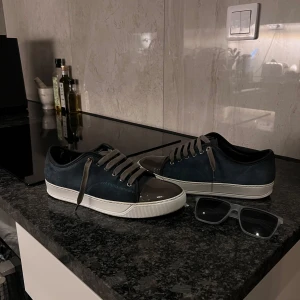 Lanvins - Tja, säljer dessa feta lanvins i jätte fint skick. Det finns inga skador på skorna och allt ingår. Dom sitter stort i storleken. Tveka inte på att höra av er! 