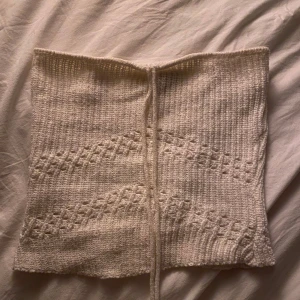 Vit stickad tubtopp med snörning - Säljer en söt vit stickad tubtopp från zara med dekorativt mönster och snörning framtill. Passar bra till både sommar o vinter 💕