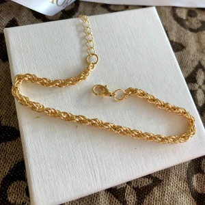 Armband i guld färg  - Jätte fint armband i rostfritt stål som är pläterad med guld de är använt några gånger men ser ut som nytt, har inte rostat eller tappat något guld. Tror modellen heter Codello kedja - asken ingår inte 