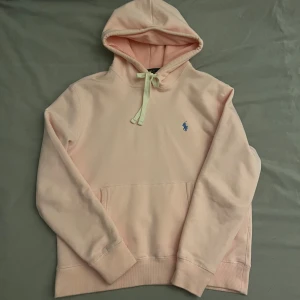 Polo hoodie - Polo ralph lauren hoodie. Väldigt snygg hoodie i en rosa färg. Storlek small, Nästan aldrig använd så den är i super bra skick. Skriv vid frågor eller funderingar. 