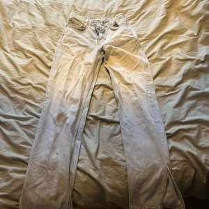 Ljusblå jeans med slits - Säljer ett par ljusblå jeans med slits vid bensluten💕 Storlek 32 men passar 34!