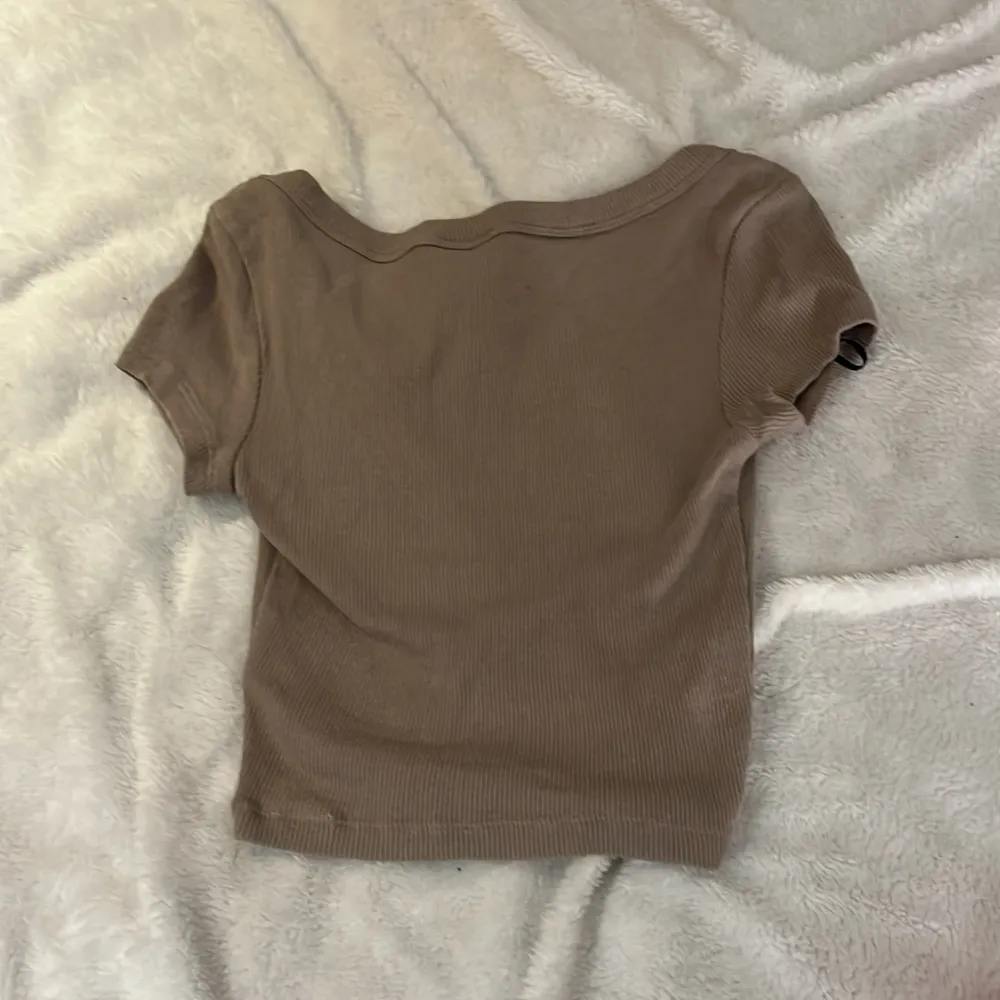 Säljer en beige topp från H&M Divided. Nästan oanvänd. Storlek xxs.. Yläosat.