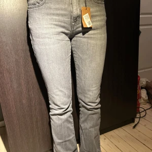 Jacob Cohën Jeans - Ett par snygga Jacob Cohën damjeans i Bootcut modell, storleken är lite osäker då det står 27 i byxan men modellen har storlek S/36, så skriv gärna angående det om ni har frågor!