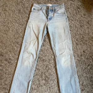 Ljusblå Mid rise jeans från Zara - Snygga supertrendiga Mid rise jeans i ljusblå färg ifrån Zara i storlek 32. Säljer pga att dem ej passar mig längre. Pga slitning (som ni ser på sista bilden) kan jag tänka mig att sänka priset. 250kr