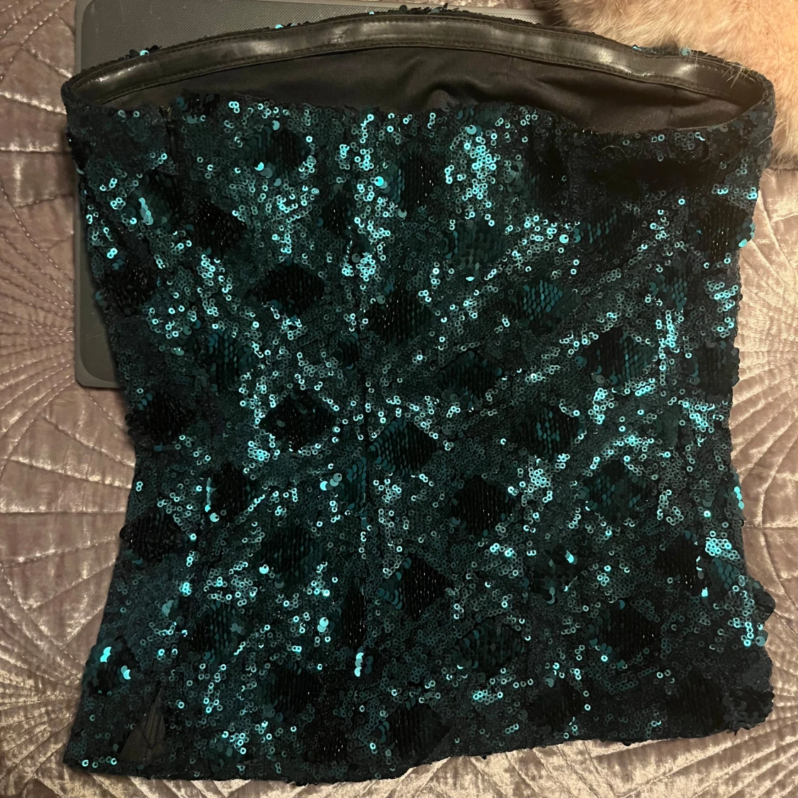 Glittrig tubtopp i paljetter - 1