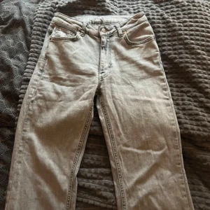 Grå raka jeans från BikBok stl 26 - Snygga grå jeans som knappast använts. Fin passform. 