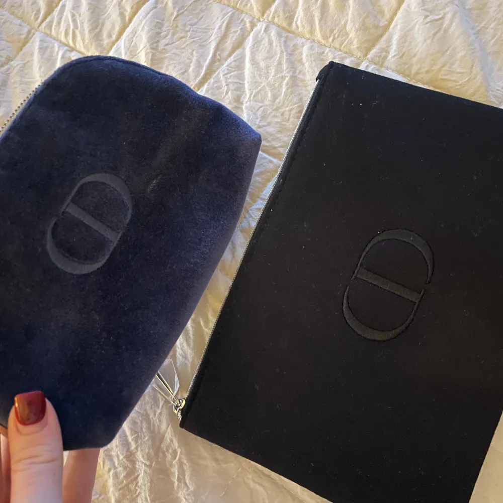 necessärer från dior.Båda har en stilren design med en diskret logotyp på framsidan. Perfekt för att hålla ditt smink/hudvård organiserat och skyddadt.200 kr st eller 350 för båda . Asusteet.