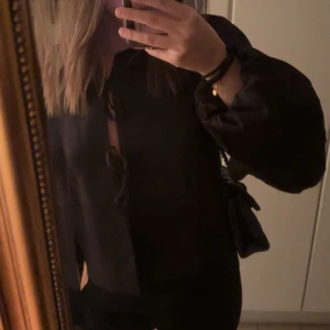 Svart blus puffärm neo noir  - Säljer denna blusen från neo noir med puffig arm! Använd en gång på ett julbord. Köpt för 700kr💕