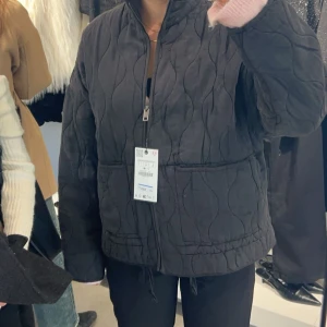 Svart quiltad jacka - Mörk grå  quiltad jacka från Zara. Köpte i oktober förra året så inga defekter. Säljer för att jag vill köpa en annan. Nypris runt 800-900 och säljs inte längre❤️