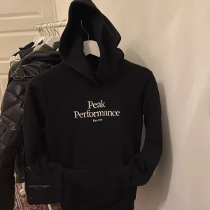 Peak performance hodie svart - Peak hoodie i svart som har storleken Xs