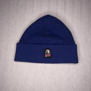 Parajumpers mössa  - Parajumpers mössa Färg: Marinblå Skick: Ny skick Pris: 300 kr