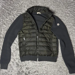 Moncler cardigan  - Moncler cardigan | skick - 8/10  | storlek - M | såklart äkta,              🟩äktighetsbevis finns 🟩 | 