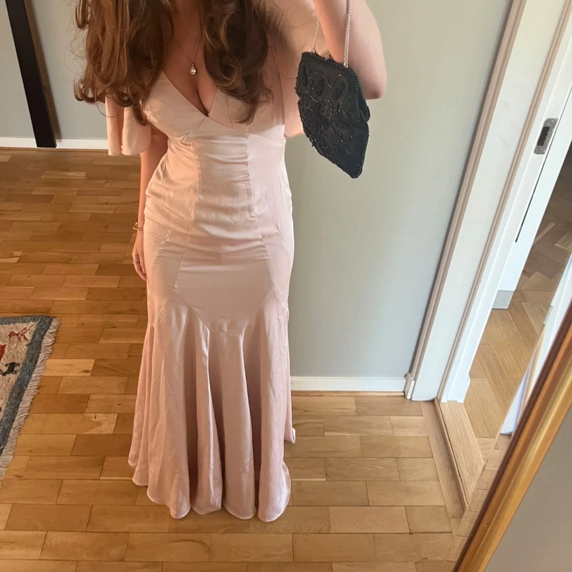 Ljusrosa långklänning med v-ringning - 1