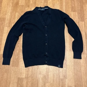 Svart kofta från Pull&Bear - Skön cardigan i storlek small. Fint skick men använd. 