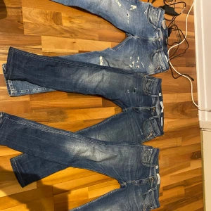 Replay jeans  - Säljer nu några av mina reolay jeans då dem ej kommer till användning. Dem i mitten är sålda redan, men dem 2 andra finns fortfarande! Hör av er vid frågor osv! Priset är ej hugget i sten-800kr per byxa. Båda byxorna 1200