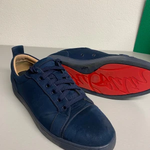 Louboutin utan nitar - Säljer nu mina stjärnstenar, vårdade frekvent med mocha rengöring samt varsamt använda, se bilder. De är i nyskick och inga defekter! Tar emot byten i form av skor helst! Men kom med förslag! Vid frågor skriv gärna! OBS på bilderna används ej original innersula!