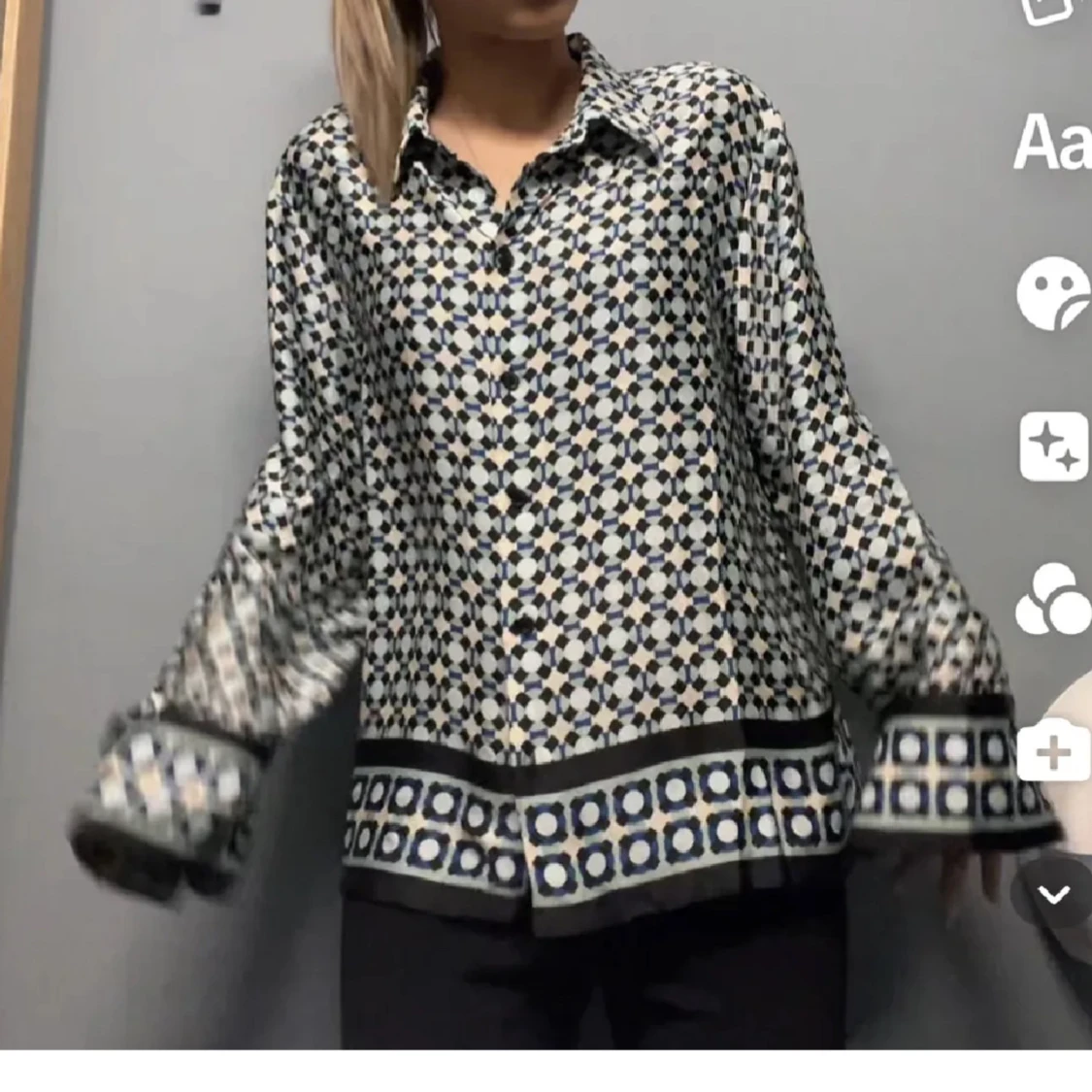 Mönstrad blus med knappar