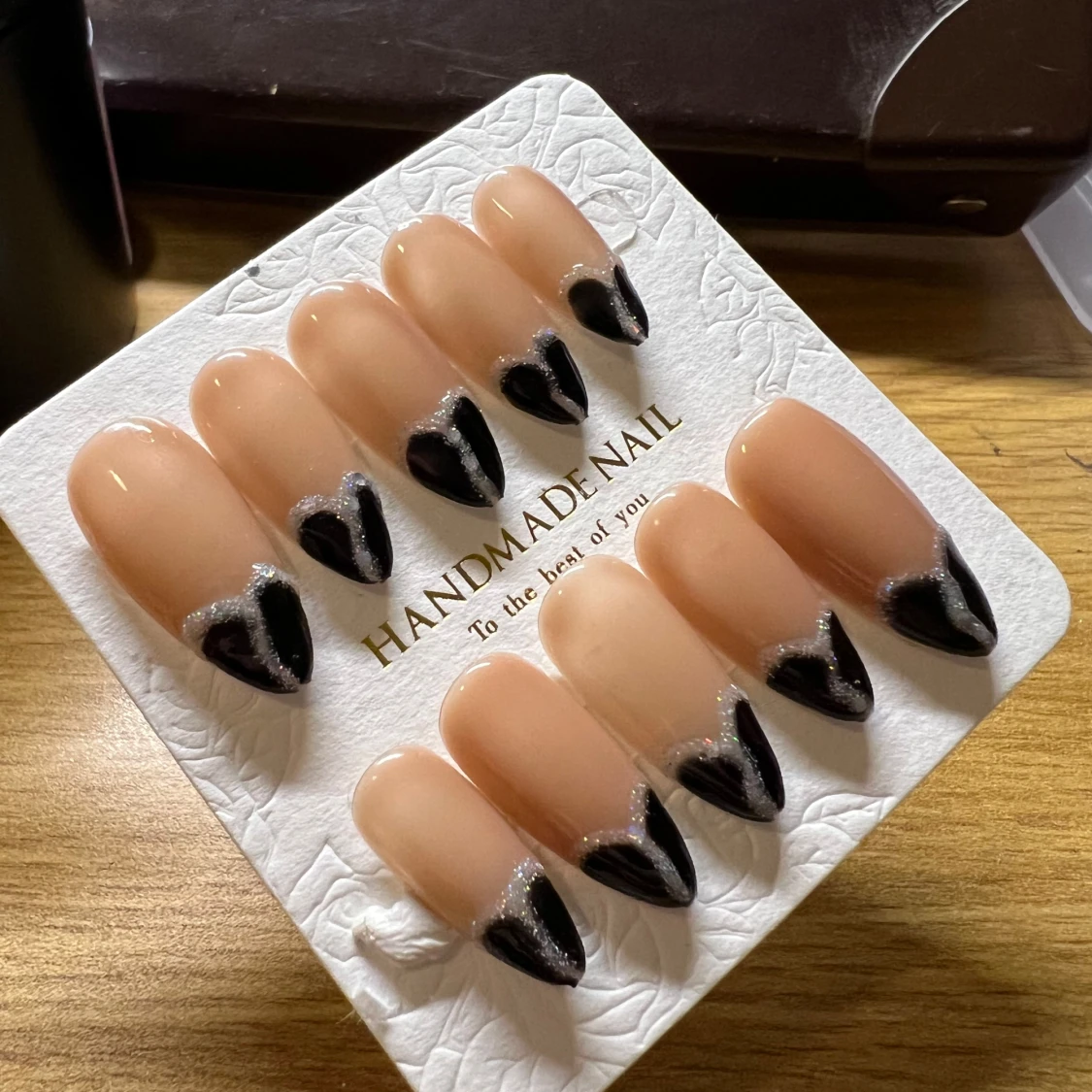 Handgjorda lösnaglar med hjärtdesign