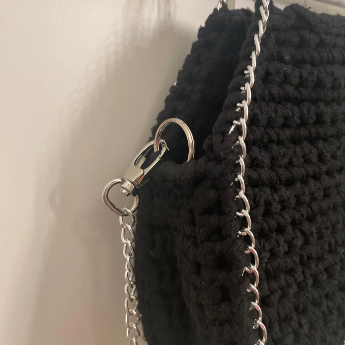 Svart stickad axelväska med kedja - 3