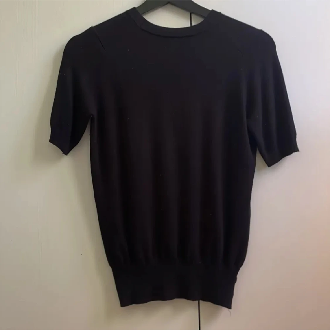 Svart kortärmad tröja - 1