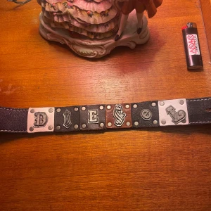 Svart vintage bälte från Diesel - Coolt svart bälte från Diesel med stora metallbokstäver som stavar 'DIESEL'. Bältet har en robust metallspänne och är gjort av skinn/läder. Perfekt för att ge din outfit en edgy touch. Längden på den är 127 cm och bredden är 4 cm. ❗️Priset är inte fast ❗️