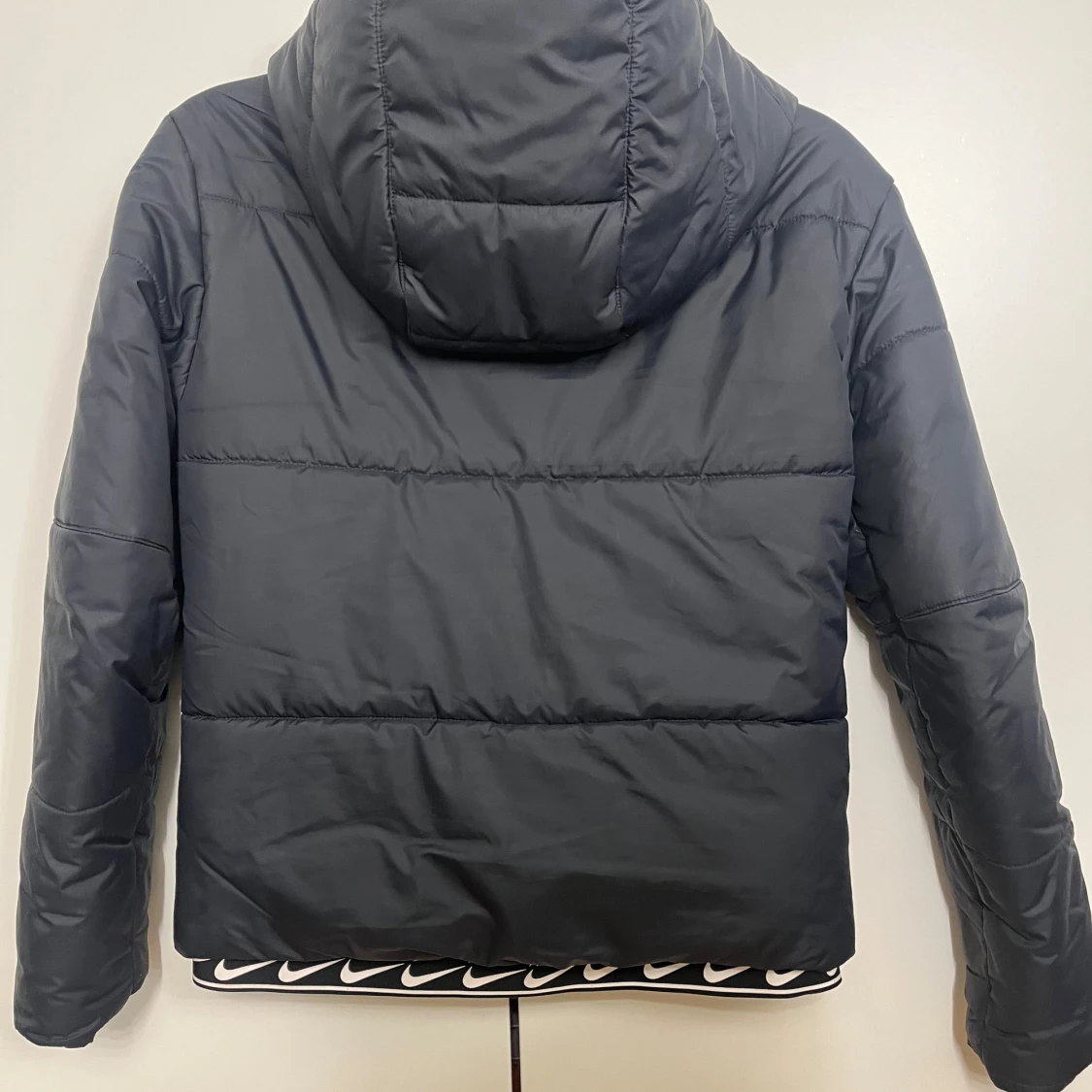Svart pufferjacka från Nike - 1