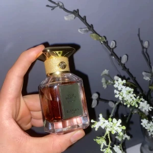 Guerlain tonka serrapia parfym - Tja, säljer/byter nu en riktigt fin doft från hemmets kollektion. Den är värd 7000kr nypris på deras egna hemsida. Mängden ser ni enligt bild, skulle säga ~40/50ml. Alltså är den värd 5600kr. Kan släppa för 4800kr, vilket kan vara för mycket för manga. Därför är jag även öppen för byten. Allt kan vara intressant, skor, jacka, parfym, kofta osv. så kom bara med offer!