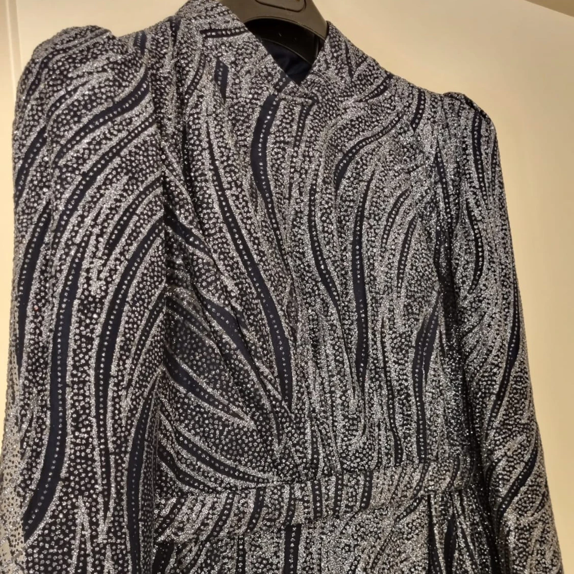 Mönstrad långklänning i glitter  - 3