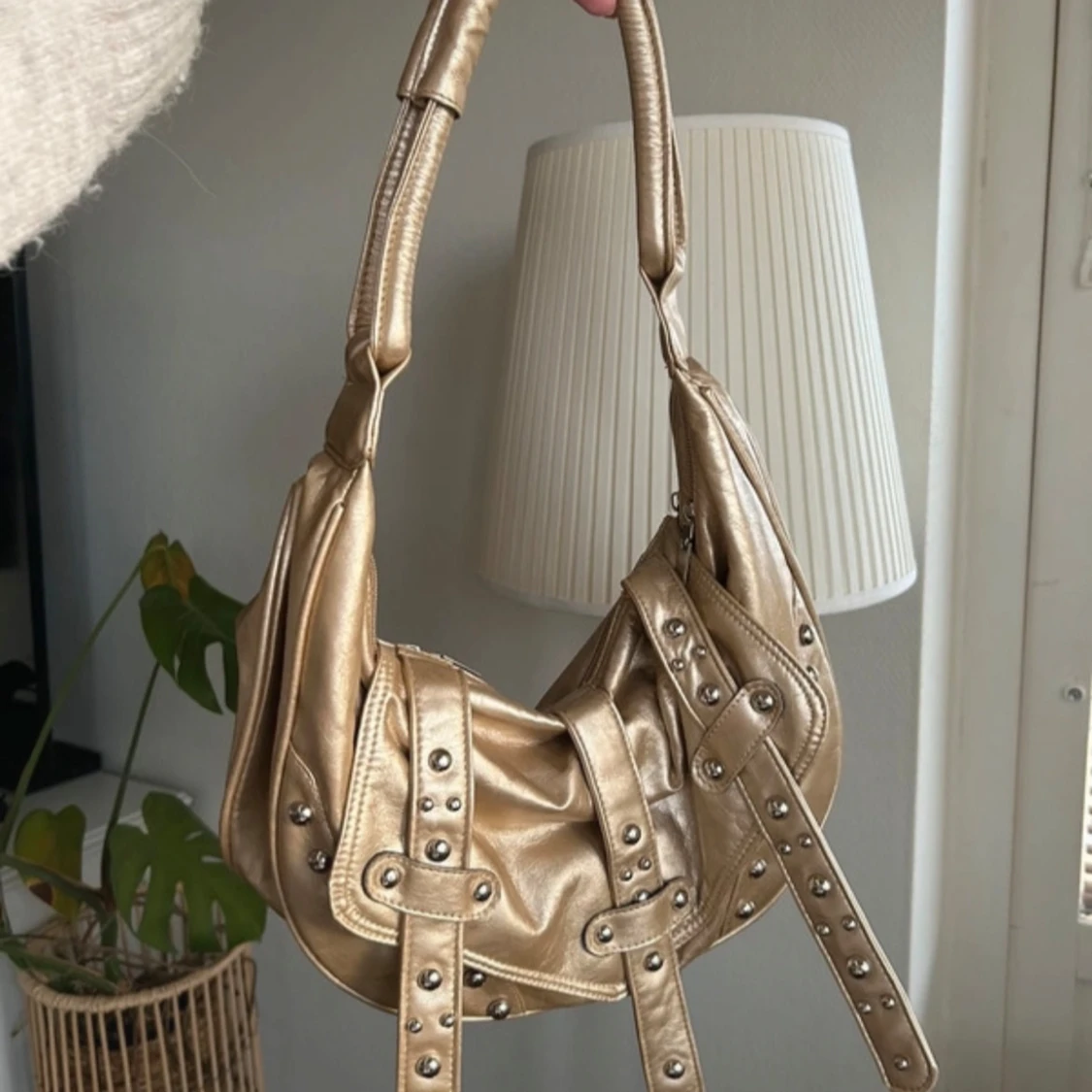 Guldig axelväska med nitar
