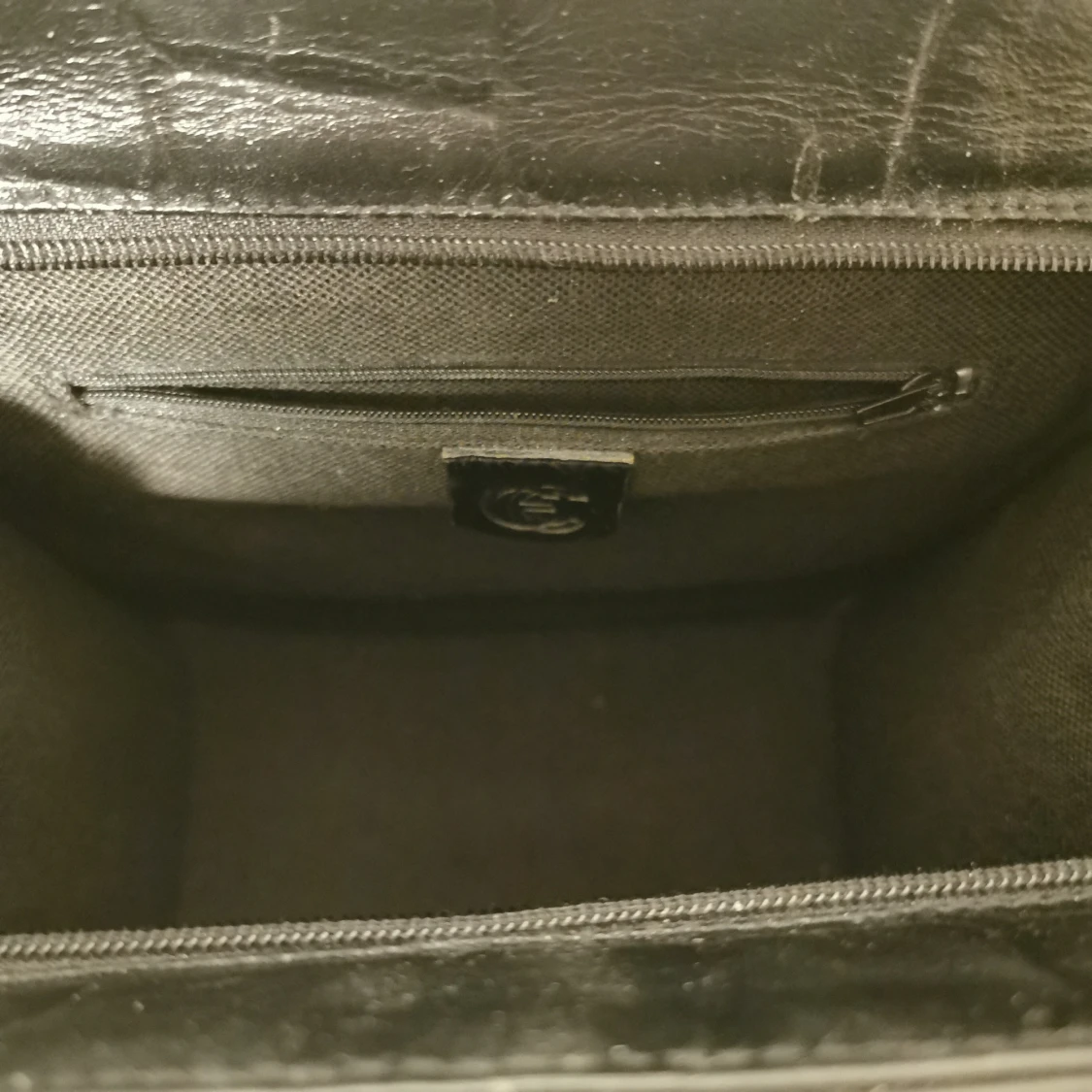 Rektangulär svart väska med krokodilmönster - 3