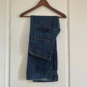 Lågmidjade baggy pants - Lågmidjade baggy byxor från edc. Inga defekter och har midjemått 80 cm och innerbenslängden 77 cm