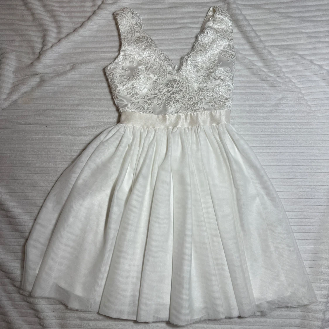 Vit spetsklänning med v-ringning