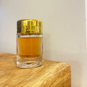 Baiser volè Edp 40ml - Säljer Baiser volè med en fräsch doft av lilja och citrus i toppnoterna. Mellannoterna består av lilja och basnoterna av grön lilja och gröna noter. Nypris ligger på ungefär 1000kr