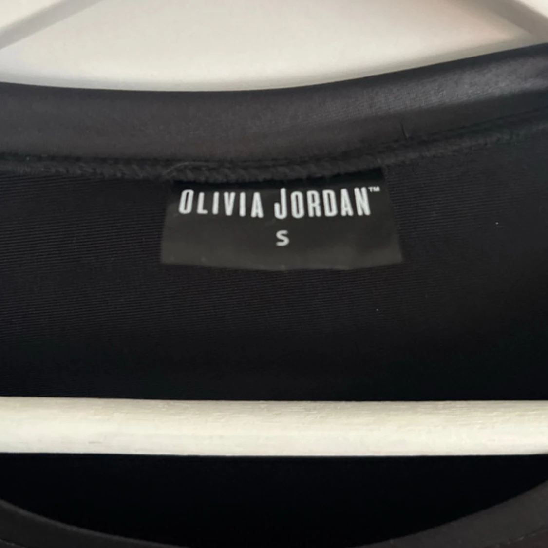 Svart kortärmad topp från Olivia Jordan - 4