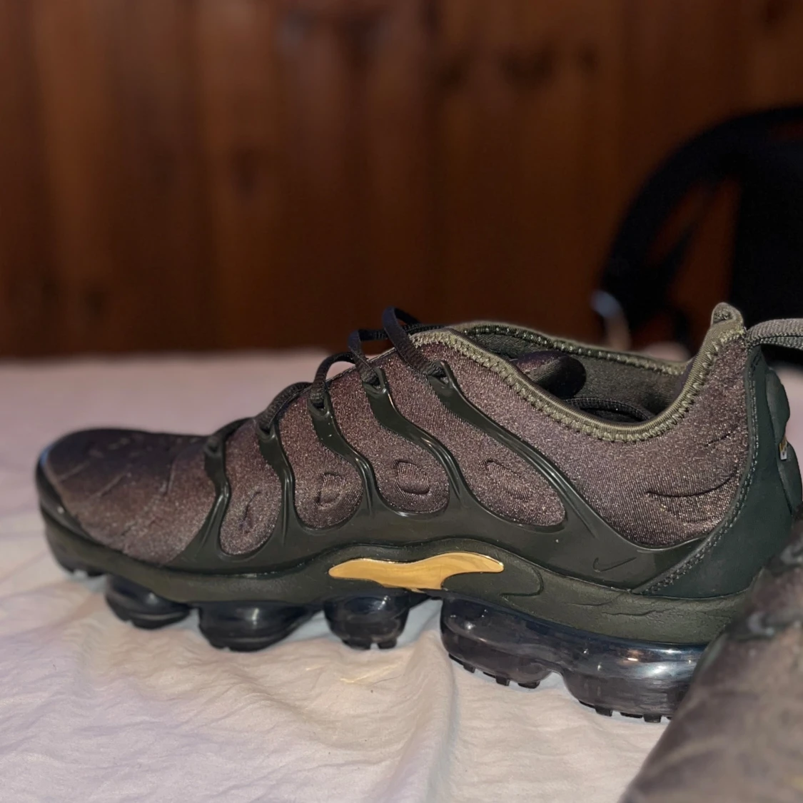 Nike Air Vapormax plus i mörkgrön med guld detaljer - 1