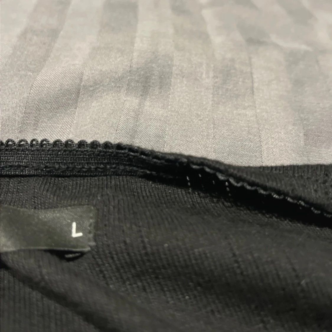 Svart ribbad bandåtop och matchade kjol till från BikBok - 4