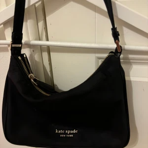 kate spade väska  - köptes för 1200kr säljs för 600kr