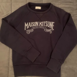Maison Kitsune tröja - Riktigt snygg Maison Kitsune tröja i använt men bra skick. Finns några små skavanker man kan se på bild 3,4 och 5 men som inte synd vid användning. Hör av er vid funderingar 😊storlek L (fits M)