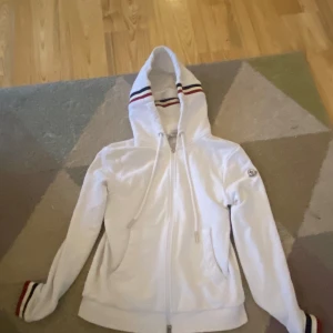 Vit hoodie från Moncler - Säljer en äkta Moncler hoddie för den har blivit för liten pris kan diskuteras